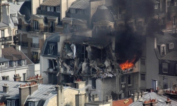 Nổ lớn làm sập nhà ở trung tâm Paris